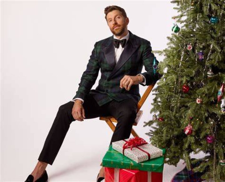 Brett Eldredge Helps Lift Holiday Spirits With CarolForACause Sounds