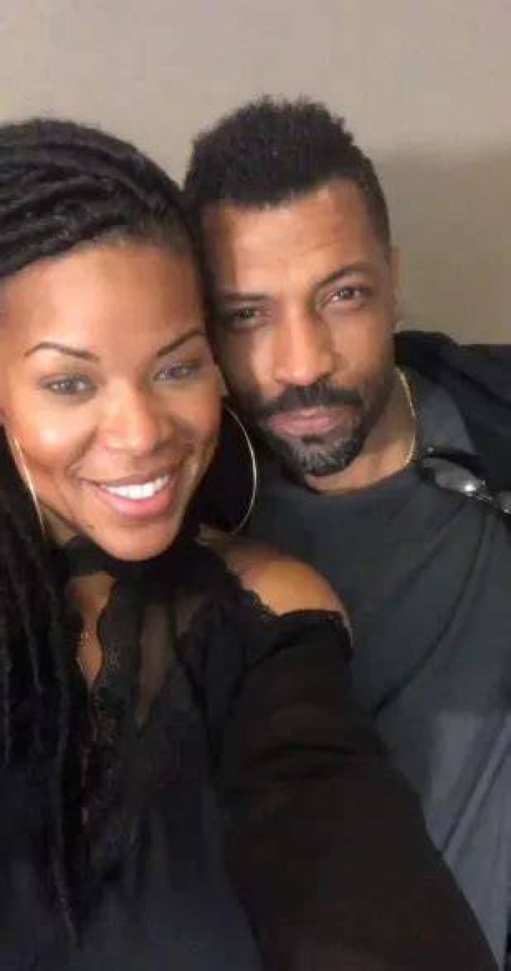 Deon Cole 2023 Girlfriend, net worth, tattoos, smoking & body facts