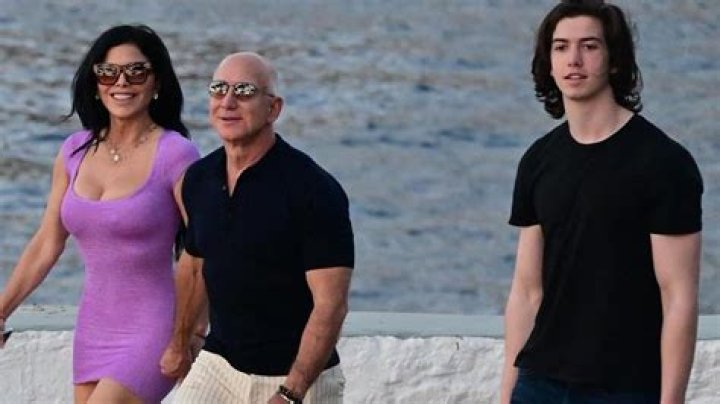 Jeff Bezos takes his kids out in New York after finalizing divorce from