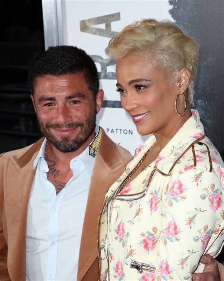 Paula Patton and married boyfriend make red carpet debut [Video]