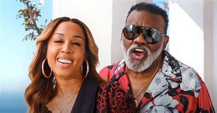 Ronald Isley’s Much Younger Wife Looks Impeccable Posing with Him in