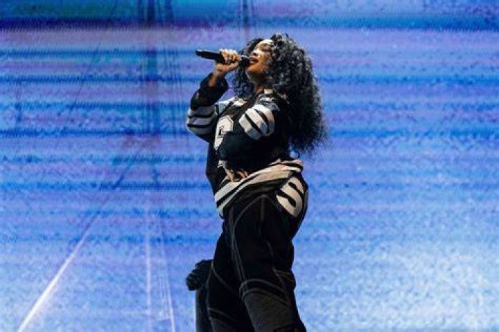 SZA's Nearly Naked Robot Lap Dance From "Snooze" Music Video BTS Is